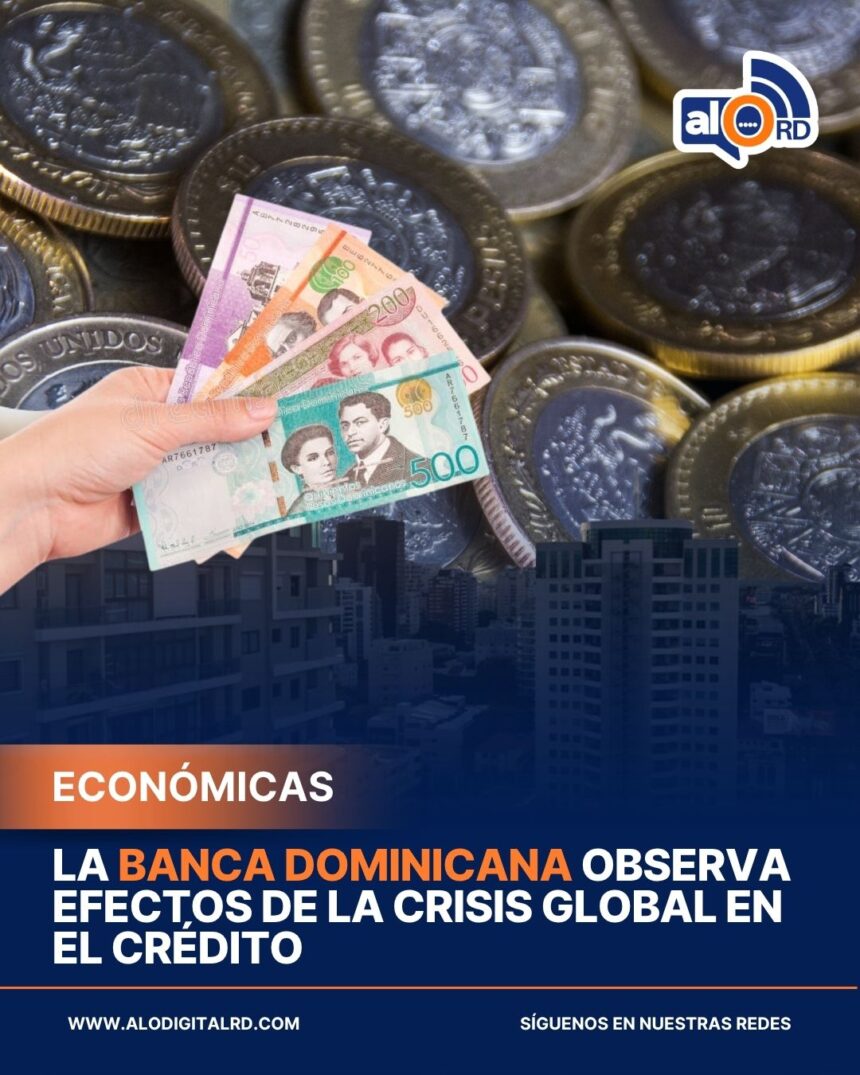 **Banca dominicana evalúa impacto de crisis global en el crédito** El sistema bancario de República Dominicana mantiene una posición de cautela ante el contexto internacional marcado por inflación y volatilidad en el precio del petróleo. Aunque presenta altos niveles de capitalización, solvencia superior al 16% y una cartera vencida cercana al 1.3%, las autoridades financieras evalúan el impacto de factores externos que podrían afectar la capacidad de pago de hogares y empresas. El alza del petróleo, con precios por encima de los niveles previstos en el presupuesto, representa una de las principales preocupaciones por su posible efecto inflacionario. A pesar de la incertidumbre, la banca conserva niveles sólidos de cobertura, con provisiones que alcanzan aproximadamente 2.5 veces la cartera vencida, y mantiene estabilidad en indicadores clave, especialmente en el crédito hipotecario. Sin embargo, el crédito de consumo muestra mayor sensibilidad a cambios económicos. Expertos señalan que el comportamiento futuro dependerá de la duración de la crisis global, mientras el sistema continúa monitoreando riesgos sin aplicar medidas extraordinarias, apoyado en una supervisión más estricta y en la fortaleza acumulada tras reformas regulatorias. Más información en alodigitalrd.com. #BancaRD #EconomíaRD #FinanzasRD #SistemaFinanciero #CrisisGlobal #AloRD #AloDigitalRD #NoticiasRD