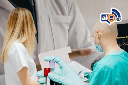 **Regulación, digitalización e incertidumbre global marcarán el sector salud en 2026** El sector global de ciencias de la salud enfrentará en 2026 un entorno más complejo caracterizado por mayores regulaciones, aumento de costos y una acelerada transformación digital impulsada por la inteligencia artificial, según un informe de Deloitte. Aunque el 75% de los ejecutivos del sector mantiene confianza en el desempeño financiero de sus organizaciones, solo el 41% se muestra optimista sobre la economía global, reflejando un escenario de contrastes. A nivel regional, Europa y Asia lideran las expectativas de crecimiento con un 83% de proyecciones positivas, mientras Estados Unidos presenta un panorama más moderado con un 56%. El informe identifica cinco tendencias clave: mayor regulación que impactará acceso y precios, avance de la digitalización con limitada adopción efectiva, presión sobre medicamentos por competencia y patentes, incertidumbre geopolítica que afecta el crecimiento y cambios en las demandas de los usuarios hacia una atención más conectada. Factores como la inflación y las disrupciones en la cadena de suministro continúan condicionando decisiones empresariales, mientras la industria evoluciona en medio de desafíos estructurales y tecnológicos. Más información en alodigitalrd.com. #SaludGlobal #TransformacionDigital #InteligenciaArtificial #EconomiaGlobal #IndustriaSalud #AloRD #AloDigitalRD #NoticiasRD