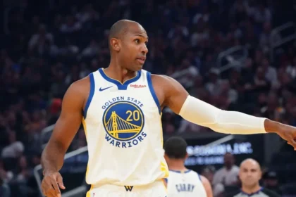 **Al Horford lidera remontada de Golden State y mantiene vivas sus aspiraciones en la NBA** El dominicano Al Horford fue clave en la victoria 126-121 de Golden State Warriors sobre Los Ángeles Clippers en un decisivo partido de Play-In de la Conferencia Oeste. Con el equipo abajo por 13 puntos en el último cuarto, Horford asumió el control ofensivo y anotó cuatro triples en los últimos dos minutos, incluyendo el que puso a su equipo arriba 117-115 con 2:12 por jugar. Terminó con 14 puntos y tres rebotes en 22 minutos, con una efectividad de 57% desde la línea de tres. Aunque Stephen Curry lideró la ofensiva con 35 puntos, 27 de ellos en la segunda mitad, la defensa también fue determinante, limitando a Kawhi Leonard en el tramo final. Ahora, Golden State enfrentará a Phoenix para definir el último cupo a los playoffs del Oeste, donde el ganador se medirá al vigente campeón, Oklahoma City Thunder, en la primera ronda. Más información en alodigitalrd.com. #NBA #Baloncesto #AlHorford #GoldenStateWarriors #PlayIn #AloRD #AloDigitalRD #NoticiasRD