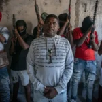 **“Barbecue” reaparece en video volando chichigua en medio de ofensiva internacional y presión por su captura** Jimmy Chérizier, conocido como “Barbecue” y señalado como uno de los principales líderes de pandillas en Haití, reapareció en un video donde se le observa en una escena inusual volando una chichigua, en medio del incremento de operaciones internacionales contra estructuras criminales en ese país. Las imágenes han generado reacciones debido al contraste entre la situación de violencia en Haití y la aparente tranquilidad del momento grabado. La reaparición ocurre en un contexto de mayor presión internacional, con autoridades que han intensificado acciones contra las pandillas y Estados Unidos ofreciendo una recompensa de hasta cinco millones de dólares por información que lleve a su captura. “Barbecue” es considerado una figura clave de la coalición criminal Viv Ansanm y ha sido vinculado por autoridades internacionales a graves violaciones de derechos humanos. Más información en alodigitalrd.com. #Haiti #Barbecue #JimmyCherizier #CrimenOrganizado #SeguridadInternacional #AloRD #AloDigitalRD #NoticiasRD