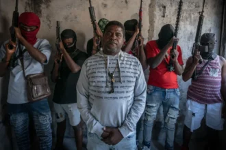 **“Barbecue” reaparece en video volando chichigua en medio de ofensiva internacional y presión por su captura** Jimmy Chérizier, conocido como “Barbecue” y señalado como uno de los principales líderes de pandillas en Haití, reapareció en un video donde se le observa en una escena inusual volando una chichigua, en medio del incremento de operaciones internacionales contra estructuras criminales en ese país. Las imágenes han generado reacciones debido al contraste entre la situación de violencia en Haití y la aparente tranquilidad del momento grabado. La reaparición ocurre en un contexto de mayor presión internacional, con autoridades que han intensificado acciones contra las pandillas y Estados Unidos ofreciendo una recompensa de hasta cinco millones de dólares por información que lleve a su captura. “Barbecue” es considerado una figura clave de la coalición criminal Viv Ansanm y ha sido vinculado por autoridades internacionales a graves violaciones de derechos humanos. Más información en alodigitalrd.com. #Haiti #Barbecue #JimmyCherizier #CrimenOrganizado #SeguridadInternacional #AloRD #AloDigitalRD #NoticiasRD