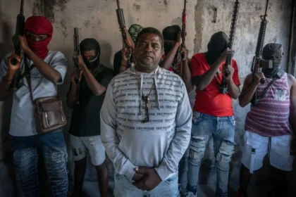 **“Barbecue” reaparece en video volando chichigua en medio de ofensiva internacional y presión por su captura** Jimmy Chérizier, conocido como “Barbecue” y señalado como uno de los principales líderes de pandillas en Haití, reapareció en un video donde se le observa en una escena inusual volando una chichigua, en medio del incremento de operaciones internacionales contra estructuras criminales en ese país. Las imágenes han generado reacciones debido al contraste entre la situación de violencia en Haití y la aparente tranquilidad del momento grabado. La reaparición ocurre en un contexto de mayor presión internacional, con autoridades que han intensificado acciones contra las pandillas y Estados Unidos ofreciendo una recompensa de hasta cinco millones de dólares por información que lleve a su captura. “Barbecue” es considerado una figura clave de la coalición criminal Viv Ansanm y ha sido vinculado por autoridades internacionales a graves violaciones de derechos humanos. Más información en alodigitalrd.com. #Haiti #Barbecue #JimmyCherizier #CrimenOrganizado #SeguridadInternacional #AloRD #AloDigitalRD #NoticiasRD