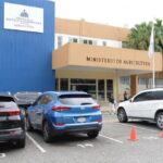 **Renuncias en Agricultura generan incertidumbre en medio de crisis global** Una serie de renuncias de altos funcionarios en el Ministerio de Agricultura ha generado preocupación en el sector agropecuario dominicano, en un contexto marcado por la crisis internacional y posibles presiones inflacionarias. Entre los dimitentes figura el exencargado jurídico Jesús Pimentel, quien alegó persecución e irrespeto, mientras otros siete directivos también habrían presentado su salida por conflictos internos. La situación ocurre tras la designación de Francisco Oliverio Espaillat como nuevo ministro en enero de 2026, y ha provocado incertidumbre entre productores y consumidores sobre la estabilidad del sector. Este escenario se desarrolla en medio de riesgos globales que podrían afectar las cadenas de suministro y la seguridad alimentaria del país. Más información en alodigitalrd.com. #AgriculturaRD #CrisisGlobal #SectorAgropecuario #EconomiaRD #Renuncias #AloRD #AloDigitalRD #NoticiasRD