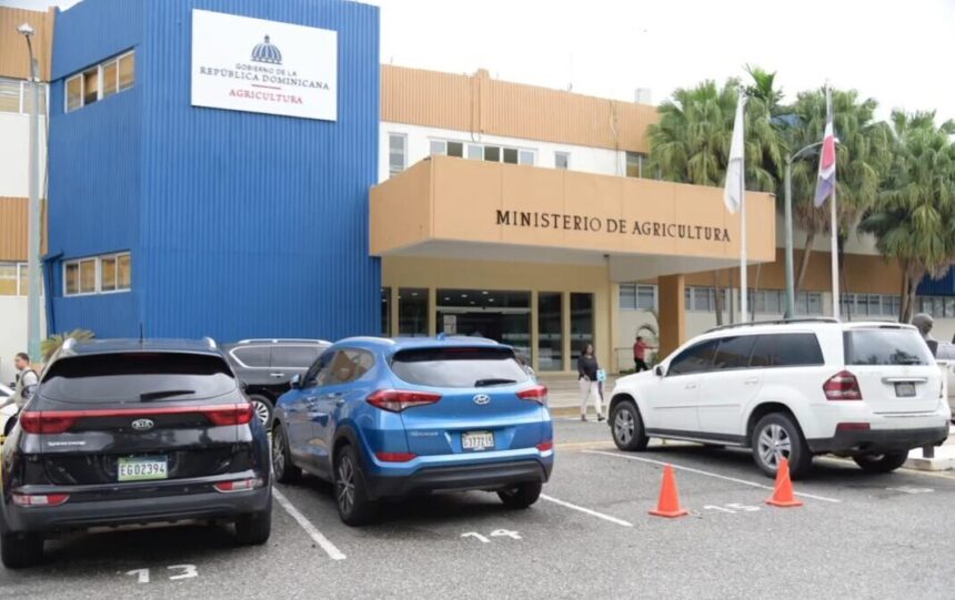 **Renuncias en Agricultura generan incertidumbre en medio de crisis global** Una serie de renuncias de altos funcionarios en el Ministerio de Agricultura ha generado preocupación en el sector agropecuario dominicano, en un contexto marcado por la crisis internacional y posibles presiones inflacionarias. Entre los dimitentes figura el exencargado jurídico Jesús Pimentel, quien alegó persecución e irrespeto, mientras otros siete directivos también habrían presentado su salida por conflictos internos. La situación ocurre tras la designación de Francisco Oliverio Espaillat como nuevo ministro en enero de 2026, y ha provocado incertidumbre entre productores y consumidores sobre la estabilidad del sector. Este escenario se desarrolla en medio de riesgos globales que podrían afectar las cadenas de suministro y la seguridad alimentaria del país. Más información en alodigitalrd.com. #AgriculturaRD #CrisisGlobal #SectorAgropecuario #EconomiaRD #Renuncias #AloRD #AloDigitalRD #NoticiasRD