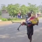 **Hombre lleva cadáver de su hermana a un banco en India para intentar retirar su dinero** Un hombre identificado como Jeetu Munda, de una comunidad tribal en el estado de Odisha, India, desenterró el cuerpo de su hermana fallecida y lo llevó hasta una sucursal bancaria tras no poder retirar el dinero de su cuenta. Según su testimonio, el banco le exigía la presencia de la titular o un acta de defunción para liberar los fondos, por lo que, tras varias negativas y en medio de confusión sobre los procedimientos, decidió exhumar los restos como “prueba” del fallecimiento. El caso ocurrió después de que la mujer muriera hace aproximadamente dos meses y dejara unos 19,300 rupias (alrededor de 200 dólares) en su cuenta bancaria. Las autoridades locales intervinieron tras el hecho, el banco negó haber solicitado la presencia del cadáver y aclaró que el problema se debió a la falta del certificado de defunción. La policía ayudó al hombre a regularizar la situación y a iniciar los trámites legales para recuperar el dinero de la familia. Más información en alodigitalrd.com. #India #Odisha #Banco #NoticiasMundo #HechosInsólitos #ActualidadInternacional #AloRD #AloDigitalRD #NoticiasRD