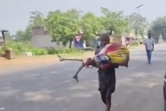 **Hombre lleva cadáver de su hermana a un banco en India para intentar retirar su dinero** Un hombre identificado como Jeetu Munda, de una comunidad tribal en el estado de Odisha, India, desenterró el cuerpo de su hermana fallecida y lo llevó hasta una sucursal bancaria tras no poder retirar el dinero de su cuenta. Según su testimonio, el banco le exigía la presencia de la titular o un acta de defunción para liberar los fondos, por lo que, tras varias negativas y en medio de confusión sobre los procedimientos, decidió exhumar los restos como “prueba” del fallecimiento. El caso ocurrió después de que la mujer muriera hace aproximadamente dos meses y dejara unos 19,300 rupias (alrededor de 200 dólares) en su cuenta bancaria. Las autoridades locales intervinieron tras el hecho, el banco negó haber solicitado la presencia del cadáver y aclaró que el problema se debió a la falta del certificado de defunción. La policía ayudó al hombre a regularizar la situación y a iniciar los trámites legales para recuperar el dinero de la familia. Más información en alodigitalrd.com. #India #Odisha #Banco #NoticiasMundo #HechosInsólitos #ActualidadInternacional #AloRD #AloDigitalRD #NoticiasRD