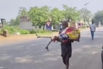 **Hombre lleva cadáver de su hermana a un banco en India para intentar retirar su dinero** Un hombre identificado como Jeetu Munda, de una comunidad tribal en el estado de Odisha, India, desenterró el cuerpo de su hermana fallecida y lo llevó hasta una sucursal bancaria tras no poder retirar el dinero de su cuenta. Según su testimonio, el banco le exigía la presencia de la titular o un acta de defunción para liberar los fondos, por lo que, tras varias negativas y en medio de confusión sobre los procedimientos, decidió exhumar los restos como “prueba” del fallecimiento. El caso ocurrió después de que la mujer muriera hace aproximadamente dos meses y dejara unos 19,300 rupias (alrededor de 200 dólares) en su cuenta bancaria. Las autoridades locales intervinieron tras el hecho, el banco negó haber solicitado la presencia del cadáver y aclaró que el problema se debió a la falta del certificado de defunción. La policía ayudó al hombre a regularizar la situación y a iniciar los trámites legales para recuperar el dinero de la familia. Más información en alodigitalrd.com. #India #Odisha #Banco #NoticiasMundo #HechosInsólitos #ActualidadInternacional #AloRD #AloDigitalRD #NoticiasRD