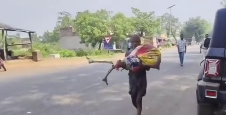 **Hombre lleva cadáver de su hermana a un banco en India para intentar retirar su dinero** Un hombre identificado como Jeetu Munda, de una comunidad tribal en el estado de Odisha, India, desenterró el cuerpo de su hermana fallecida y lo llevó hasta una sucursal bancaria tras no poder retirar el dinero de su cuenta. Según su testimonio, el banco le exigía la presencia de la titular o un acta de defunción para liberar los fondos, por lo que, tras varias negativas y en medio de confusión sobre los procedimientos, decidió exhumar los restos como “prueba” del fallecimiento. El caso ocurrió después de que la mujer muriera hace aproximadamente dos meses y dejara unos 19,300 rupias (alrededor de 200 dólares) en su cuenta bancaria. Las autoridades locales intervinieron tras el hecho, el banco negó haber solicitado la presencia del cadáver y aclaró que el problema se debió a la falta del certificado de defunción. La policía ayudó al hombre a regularizar la situación y a iniciar los trámites legales para recuperar el dinero de la familia. Más información en alodigitalrd.com. #India #Odisha #Banco #NoticiasMundo #HechosInsólitos #ActualidadInternacional #AloRD #AloDigitalRD #NoticiasRD