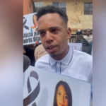 **Familia exige justicia por muerte de joven en el parque Mirador Sur y pide 30 años de cárcel para oficial del Ejército** Familiares de Licairis Yalibes Díaz Valenzuela, de 25 años, exigieron justicia por su muerte ocurrida en enero en el parque Mirador Sur, en el Distrito Nacional, durante una manifestación frente al Palacio de Justicia. La víctima falleció por un disparo y el principal acusado es el teniente coronel del Ejército Samuel Elías Céspedes Valdez, quien era su pareja. Los familiares reclaman que el proceso judicial avance con rapidez y que el caso no quede impune, señalando que la acusación formal llegó tres meses después del hecho. El Ministerio Público imputa al oficial el delito de homicidio voluntario, mientras la defensa alega que el disparo fue accidental tras una discusión entre ambos. El imputado mantenía prisión preventiva, pero la revisión de la medida quedó sin efecto tras la formalización de la acusación. La familia insiste en una condena de 30 años de prisión, alegando tardanza en el proceso y reclamando igualdad en la aplicación de la justicia. Más información en alodigitalrd.com. #MiradorSur #Feminicidio #JusticiaRD #EjercitoDominicano #MinisterioPublico #ViolenciaDeGenero #AloRD #AloDigitalRD #NoticiasRD