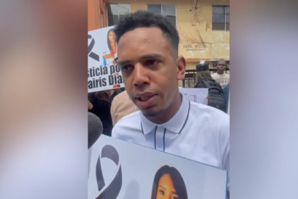 **Familia exige justicia por muerte de joven en el parque Mirador Sur y pide 30 años de cárcel para oficial del Ejército** Familiares de Licairis Yalibes Díaz Valenzuela, de 25 años, exigieron justicia por su muerte ocurrida en enero en el parque Mirador Sur, en el Distrito Nacional, durante una manifestación frente al Palacio de Justicia. La víctima falleció por un disparo y el principal acusado es el teniente coronel del Ejército Samuel Elías Céspedes Valdez, quien era su pareja. Los familiares reclaman que el proceso judicial avance con rapidez y que el caso no quede impune, señalando que la acusación formal llegó tres meses después del hecho. El Ministerio Público imputa al oficial el delito de homicidio voluntario, mientras la defensa alega que el disparo fue accidental tras una discusión entre ambos. El imputado mantenía prisión preventiva, pero la revisión de la medida quedó sin efecto tras la formalización de la acusación. La familia insiste en una condena de 30 años de prisión, alegando tardanza en el proceso y reclamando igualdad en la aplicación de la justicia. Más información en alodigitalrd.com. #MiradorSur #Feminicidio #JusticiaRD #EjercitoDominicano #MinisterioPublico #ViolenciaDeGenero #AloRD #AloDigitalRD #NoticiasRD