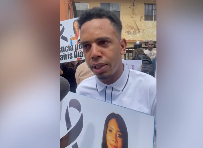 **Familia exige justicia por muerte de joven en el parque Mirador Sur y pide 30 años de cárcel para oficial del Ejército** Familiares de Licairis Yalibes Díaz Valenzuela, de 25 años, exigieron justicia por su muerte ocurrida en enero en el parque Mirador Sur, en el Distrito Nacional, durante una manifestación frente al Palacio de Justicia. La víctima falleció por un disparo y el principal acusado es el teniente coronel del Ejército Samuel Elías Céspedes Valdez, quien era su pareja. Los familiares reclaman que el proceso judicial avance con rapidez y que el caso no quede impune, señalando que la acusación formal llegó tres meses después del hecho. El Ministerio Público imputa al oficial el delito de homicidio voluntario, mientras la defensa alega que el disparo fue accidental tras una discusión entre ambos. El imputado mantenía prisión preventiva, pero la revisión de la medida quedó sin efecto tras la formalización de la acusación. La familia insiste en una condena de 30 años de prisión, alegando tardanza en el proceso y reclamando igualdad en la aplicación de la justicia. Más información en alodigitalrd.com. #MiradorSur #Feminicidio #JusticiaRD #EjercitoDominicano #MinisterioPublico #ViolenciaDeGenero #AloRD #AloDigitalRD #NoticiasRD