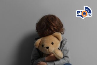**Brasil desmantela red de explotación infantil con conexiones en República Dominicana** La Policía Federal de Brasil desmanteló una red de explotación infantil dedicada a la producción de pornografía infantil y con conexiones en 15 países, entre ellos República Dominicana. La operación incluyó allanamientos simultáneos, registros y confiscación de pruebas en países de América Latina y Europa como Argentina, Colombia, Costa Rica, España, Francia, México, Panamá, Puerto Rico, República Dominicana y Uruguay. En territorio brasileño se ejecutaron 16 órdenes de prisión preventiva y 159 órdenes de registro domiciliario, con la participación de 746 agentes policiales. ([SWI swissinfo.ch][1]) Después de Brasil, Argentina fue el país con más órdenes judiciales de registro con 68, seguido de Panamá y República Dominicana con siete cada uno. Las autoridades señalaron que una de las principales dificultades para combatir este delito es que, en algunos casos, los propios tutores retiran las denuncias contra los agresores a cambio de dinero. Organismos internacionales han advertido sobre la gravedad del problema, destacando que millones de personas son víctimas de trata cada año, siendo mujeres y niñas una gran parte de los casos más vulnerables. ([noticiassin.com][2]) Más información en alodigitalrd.com. #Brasil #ExplotacionInfantil #RepublicaDominicana #PoliciaFederal #SeguridadInternacional #ProteccionInfantil #AloRD #AloDigitalRD #NoticiasRD [1]: https://www.swissinfo.ch/spa/desmantelan-en-brasil-una-red-de-explotaci%C3%B3n-infantil-con-conexiones-en-r.-dominicana/91329941?utm_source=chatgpt.com "Desmantelan en Brasil una red de explotación infantil con conexiones en R. Dominicana - SWI swissinfo.ch" [2]: https://noticiassin.com/mundo/2026/04/28/brasil-desmantela-red-de-explotacion-infantil-en-15-paises-1987587/?utm_source=chatgpt.com "Desmantelan en Brasil una red de explotación infantil con conexiones en 15 países"