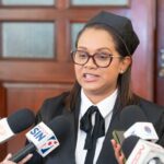 Mirna Ortiz califica como “legítimas” críticas por retrasos en casos de corrupción en tribunales La procuradora de corte Mirna Ortiz, titular de la Pepca, consideró legítima la preocupación expresada por Participación Ciudadana sobre los retrasos en los procesos judiciales de grandes casos de corrupción administrativa, especialmente el expediente contra Jean Alain Rodríguez y otros imputados. El movimiento cívico denunció que el juicio de fondo, iniciado tras una fase preliminar de 95 audiencias, ha sido reenviado en 22 ocasiones en aproximadamente 18 meses, concentrándose principalmente en incidentes procesales, lo que ha generado cuestionamientos sobre la eficiencia del sistema judicial. Ortiz señaló que el sistema de justicia debe avanzar utilizando las herramientas del Código Procesal Penal y que los retrasos responden a tácticas de las defensas, que a su juicio presentan incidentes reiterados ya rechazados previamente. Indicó que no existe posibilidad de extinción del caso y expresó confianza en que el proceso concluirá con sentencias condenatorias, afirmando que el tribunal ha sido “garantista en extremo” y que el proceso debe enfocarse en el conocimiento de las pruebas. Más información en alodigitalrd.com. #MirnaOrtiz #Pepca #ParticipacionCiudadana #JeanAlainRodriguez #CorrupcionRD #JusticiaRD #SistemaJudicial #AloRD #AloDigitalRD #NoticiasRD