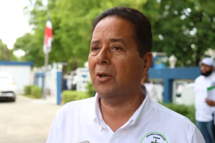 **Peste porcina africana reduce producción de carne de cerdo en RD** El Colegio Dominicano de Médicos Veterinarios informó que la producción de carne de cerdo ha disminuido en la República Dominicana debido al impacto de la Peste Porcina Africana, detectada en varias zonas del país. Según explicó Huáscar Ariza, aunque las autoridades han implementado medidas de control, la enfermedad ha afectado significativamente la crianza porcina, especialmente en regiones del norte y noroeste. El gremio destacó que se están impulsando acciones para fortalecer el sector, incluyendo un diplomado internacional en porcicultura enfocado en el manejo de la enfermedad y la mejora de la producción. Además, señalaron que, pese a la merma en la producción porcina, otras áreas del sector agropecuario han mostrado avances, apoyadas por iniciativas de capacitación y respaldo institucional. Más información en alodigitalrd.com. #PestePorcina #GanaderiaRD #ProduccionPorcina #VeterinariosRD #AgroRD #AloRD #AloDigitalRD #NoticiasRD