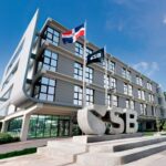 Cartera de crédito industrial en República Dominicana alcanza RD$164 mil millones en 2025 con crecimiento de 9.5% El sector bancario dominicano registró una cartera de crédito industrial de RD$164,194 millones al cierre de diciembre de 2025, según el Informe banca e industria nacional 2026 de la Superintendencia de Bancos. Este resultado representa un crecimiento de 9.5% frente al año anterior, equivalente a RD$14,310 millones adicionales, consolidando el financiamiento a la industria como un componente relevante dentro del sistema financiero nacional. El informe detalla que el crédito industrial representa el 6.9% de la cartera total del sistema financiero y el 12.6% dentro del segmento comercial. Las tasas de interés promedio se ubicaron en 10.4%, con una reducción interanual de 0.8 puntos porcentuales, mientras que la morosidad del sector cerró en 0.47%, por debajo del promedio histórico. Además, el financiamiento en moneda extranjera creció 23.5%, alcanzando US$938.6 millones, equivalente al 36% del total de la cartera. Más información en alodigitalrd.com. #CreditoIndustrial #BancaRD #SectorFinanciero #EconomiaRD #IndustriaRD #SuperintendenciaDeBancos #CrecimientoEconomico #AloRD #AloDigitalRD #NoticiasRD