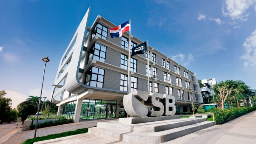 Cartera de crédito industrial en República Dominicana alcanza RD$164 mil millones en 2025 con crecimiento de 9.5% El sector bancario dominicano registró una cartera de crédito industrial de RD$164,194 millones al cierre de diciembre de 2025, según el Informe banca e industria nacional 2026 de la Superintendencia de Bancos. Este resultado representa un crecimiento de 9.5% frente al año anterior, equivalente a RD$14,310 millones adicionales, consolidando el financiamiento a la industria como un componente relevante dentro del sistema financiero nacional. El informe detalla que el crédito industrial representa el 6.9% de la cartera total del sistema financiero y el 12.6% dentro del segmento comercial. Las tasas de interés promedio se ubicaron en 10.4%, con una reducción interanual de 0.8 puntos porcentuales, mientras que la morosidad del sector cerró en 0.47%, por debajo del promedio histórico. Además, el financiamiento en moneda extranjera creció 23.5%, alcanzando US$938.6 millones, equivalente al 36% del total de la cartera. Más información en alodigitalrd.com. #CreditoIndustrial #BancaRD #SectorFinanciero #EconomiaRD #IndustriaRD #SuperintendenciaDeBancos #CrecimientoEconomico #AloRD #AloDigitalRD #NoticiasRD