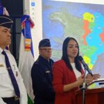 Homicidios en Semana Santa 2026 bajan a 19, con mayoría vinculada a delincuencia e intercambios de disparos La ministra de Interior y Policía, Faride Raful, informó que durante la Semana Santa 2026 se registraron 19 homicidios en el país, la cifra más baja de los últimos años. De acuerdo con el balance oficial presentado tras la reunión de la Fuerza de Tarea Conjunta encabezada por el presidente Luis Abinader, la mayoría de los casos estuvo vinculada a hechos delictivos y enfrentamientos con las autoridades. El informe detalla que 7 homicidios estuvieron relacionados con la delincuencia y 5 ocurrieron en intercambios de disparos con agentes policiales, mientras que 4 se originaron en conflictos sociales y 3 permanecen bajo investigación. Las autoridades destacaron que esta cifra representa una reducción significativa frente a 2025, cuando se registraron 39 casos, equivalente a una disminución aproximada del 41%. Según Raful, estos resultados responden a una estrategia basada en análisis de datos históricos, que permitió reforzar la presencia de organismos como la Policía Nacional, Digesett, Intrant y Comipol en los períodos y zonas de mayor riesgo. Más información en alodigitalrd.com #SeguridadRD #SemanaSanta #Homicidios #InteriorYPolicia #LuisAbinader #AloRD #AloDigitalRD #NoticiasRD