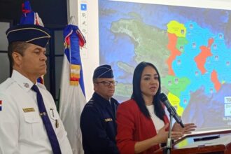 Homicidios en Semana Santa 2026 bajan a 19, con mayoría vinculada a delincuencia e intercambios de disparos La ministra de Interior y Policía, Faride Raful, informó que durante la Semana Santa 2026 se registraron 19 homicidios en el país, la cifra más baja de los últimos años. De acuerdo con el balance oficial presentado tras la reunión de la Fuerza de Tarea Conjunta encabezada por el presidente Luis Abinader, la mayoría de los casos estuvo vinculada a hechos delictivos y enfrentamientos con las autoridades. El informe detalla que 7 homicidios estuvieron relacionados con la delincuencia y 5 ocurrieron en intercambios de disparos con agentes policiales, mientras que 4 se originaron en conflictos sociales y 3 permanecen bajo investigación. Las autoridades destacaron que esta cifra representa una reducción significativa frente a 2025, cuando se registraron 39 casos, equivalente a una disminución aproximada del 41%. Según Raful, estos resultados responden a una estrategia basada en análisis de datos históricos, que permitió reforzar la presencia de organismos como la Policía Nacional, Digesett, Intrant y Comipol en los períodos y zonas de mayor riesgo. Más información en alodigitalrd.com #SeguridadRD #SemanaSanta #Homicidios #InteriorYPolicia #LuisAbinader #AloRD #AloDigitalRD #NoticiasRD