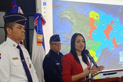 Homicidios en Semana Santa 2026 bajan a 19, con mayoría vinculada a delincuencia e intercambios de disparos La ministra de Interior y Policía, Faride Raful, informó que durante la Semana Santa 2026 se registraron 19 homicidios en el país, la cifra más baja de los últimos años. De acuerdo con el balance oficial presentado tras la reunión de la Fuerza de Tarea Conjunta encabezada por el presidente Luis Abinader, la mayoría de los casos estuvo vinculada a hechos delictivos y enfrentamientos con las autoridades. El informe detalla que 7 homicidios estuvieron relacionados con la delincuencia y 5 ocurrieron en intercambios de disparos con agentes policiales, mientras que 4 se originaron en conflictos sociales y 3 permanecen bajo investigación. Las autoridades destacaron que esta cifra representa una reducción significativa frente a 2025, cuando se registraron 39 casos, equivalente a una disminución aproximada del 41%. Según Raful, estos resultados responden a una estrategia basada en análisis de datos históricos, que permitió reforzar la presencia de organismos como la Policía Nacional, Digesett, Intrant y Comipol en los períodos y zonas de mayor riesgo. Más información en alodigitalrd.com #SeguridadRD #SemanaSanta #Homicidios #InteriorYPolicia #LuisAbinader #AloRD #AloDigitalRD #NoticiasRD