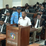 Exempleado de Jet Set asegura que fallas estructurales eran reportadas antes de la tragedia en Santo Domingo El exempleado de la discoteca Jet Set, Gregory Adames, declaró en audiencia judicial que las graves fallas estructurales del establecimiento fueron reportadas durante años a los propietarios sin que se tomaran medidas definitivas. Señaló que por más de ocho años de trabajo se notificaron filtraciones de agua, deterioro del techo y caída de plafones, además de que estas advertencias eran enviadas mediante fotos y videos a los responsables del negocio, quienes mantenían control total sobre las decisiones de mantenimiento. Adames afirmó que las condiciones del local se fueron agravando progresivamente, incluyendo cableado provisional, reparaciones temporales tras un incendio y caída de fragmentos de concreto antes del colapso. Según su testimonio, incluso el día del hecho se emitieron advertencias sin que se ordenara el cierre del establecimiento, lo que, según dijo, pudo haber evitado la tragedia que dejó más de 230 fallecidos. También pidió a las autoridades que se haga justicia por las víctimas y sus familias. Más información en alodigitalrd.com. #JetSet #SantoDomingo #SeguridadEstructural #TragediaRD #JusticiaRD #AloRD #AloDigitalRD #NoticiasRD