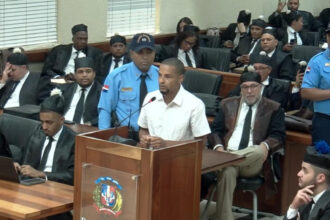 Exempleado de Jet Set asegura que fallas estructurales eran reportadas antes de la tragedia en Santo Domingo El exempleado de la discoteca Jet Set, Gregory Adames, declaró en audiencia judicial que las graves fallas estructurales del establecimiento fueron reportadas durante años a los propietarios sin que se tomaran medidas definitivas. Señaló que por más de ocho años de trabajo se notificaron filtraciones de agua, deterioro del techo y caída de plafones, además de que estas advertencias eran enviadas mediante fotos y videos a los responsables del negocio, quienes mantenían control total sobre las decisiones de mantenimiento. Adames afirmó que las condiciones del local se fueron agravando progresivamente, incluyendo cableado provisional, reparaciones temporales tras un incendio y caída de fragmentos de concreto antes del colapso. Según su testimonio, incluso el día del hecho se emitieron advertencias sin que se ordenara el cierre del establecimiento, lo que, según dijo, pudo haber evitado la tragedia que dejó más de 230 fallecidos. También pidió a las autoridades que se haga justicia por las víctimas y sus familias. Más información en alodigitalrd.com. #JetSet #SantoDomingo #SeguridadEstructural #TragediaRD #JusticiaRD #AloRD #AloDigitalRD #NoticiasRD
