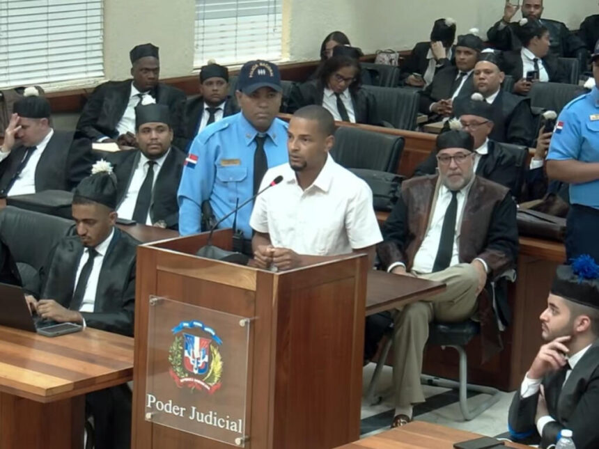 Exempleado de Jet Set asegura que fallas estructurales eran reportadas antes de la tragedia en Santo Domingo El exempleado de la discoteca Jet Set, Gregory Adames, declaró en audiencia judicial que las graves fallas estructurales del establecimiento fueron reportadas durante años a los propietarios sin que se tomaran medidas definitivas. Señaló que por más de ocho años de trabajo se notificaron filtraciones de agua, deterioro del techo y caída de plafones, además de que estas advertencias eran enviadas mediante fotos y videos a los responsables del negocio, quienes mantenían control total sobre las decisiones de mantenimiento. Adames afirmó que las condiciones del local se fueron agravando progresivamente, incluyendo cableado provisional, reparaciones temporales tras un incendio y caída de fragmentos de concreto antes del colapso. Según su testimonio, incluso el día del hecho se emitieron advertencias sin que se ordenara el cierre del establecimiento, lo que, según dijo, pudo haber evitado la tragedia que dejó más de 230 fallecidos. También pidió a las autoridades que se haga justicia por las víctimas y sus familias. Más información en alodigitalrd.com. #JetSet #SantoDomingo #SeguridadEstructural #TragediaRD #JusticiaRD #AloRD #AloDigitalRD #NoticiasRD