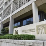 **Banco Central alerta sobre videos falsos que promueven estafas digitales** El Banco Central de la República Dominicana advirtió sobre la circulación de videos y noticias falsas en redes sociales que simulan declaraciones de su gobernador para promover supuestas plataformas de inversión. La entidad aclaró que estos contenidos no corresponden a decisiones oficiales y forman parte de una red de ciberdelincuencia financiera diseñada para estafar a los usuarios y obtener dinero e información personal. La institución exhortó a la población a no acceder a enlaces sospechosos ni compartir datos personales o financieros con fuentes no verificadas, recordando que todas sus informaciones se difunden únicamente a través de canales oficiales. Además, aseguró que tomará acciones legales contra los responsables de la creación y difusión de estos fraudes conforme a la legislación vigente en el país. Más información en alodigitalrd.com. #BancoCentralRD #EstafasDigitales #Ciberseguridad #Fraudes #TecnologíaRD #AloRD #AloDigitalRD #NoticiasRD