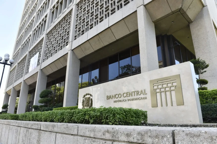 **Banco Central alerta sobre videos falsos que promueven estafas digitales** El Banco Central de la República Dominicana advirtió sobre la circulación de videos y noticias falsas en redes sociales que simulan declaraciones de su gobernador para promover supuestas plataformas de inversión. La entidad aclaró que estos contenidos no corresponden a decisiones oficiales y forman parte de una red de ciberdelincuencia financiera diseñada para estafar a los usuarios y obtener dinero e información personal. La institución exhortó a la población a no acceder a enlaces sospechosos ni compartir datos personales o financieros con fuentes no verificadas, recordando que todas sus informaciones se difunden únicamente a través de canales oficiales. Además, aseguró que tomará acciones legales contra los responsables de la creación y difusión de estos fraudes conforme a la legislación vigente en el país. Más información en alodigitalrd.com. #BancoCentralRD #EstafasDigitales #Ciberseguridad #Fraudes #TecnologíaRD #AloRD #AloDigitalRD #NoticiasRD