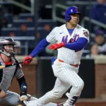 **Juan Soto, Elly de la Cruz y Oneil Cruz brillan con jonrones en Grandes Ligas** El dominicano Juan Soto conectó un jonrón de dos carreras que encabezó una ofensiva de siete anotaciones en la cuarta entrada para que los Mets de Nueva York vencieran 8-0 a los Nacionales de Washington. Bo Bichette también aportó un cuadrangular y dos impulsadas, mientras Clay Holmes y dos relevistas limitaron a Washington a solo tres hits. Soto, quien había estado fuera por una distensión en la pantorrilla derecha y molestias en el antebrazo izquierdo, logró su segundo jonrón de la temporada y el primero desde su regreso, dando un respiro a los Mets en medio de una complicada racha de resultados. Por su parte, Elly de la Cruz conectó su décimo cuadrangular del año e impulsó cuatro carreras en la victoria 7-2 de los Rojos de Cincinnati sobre los Rockies de Colorado, además de terminar de 4-3 con dos bases robadas. En otro encuentro, Oneil Cruz también se fue para la calle con un jonrón en la derrota de los Piratas de Pittsburgh 11-7 ante los Cardenales de San Luis. Nolan Gorman lideró la ofensiva de San Luis con un cuadrangular y tres remolcadas, consolidando una jornada destacada para varios peloteros dominicanos en las Grandes Ligas. Más información en alodigitalrd.com. #JuanSoto #EllyDeLaCruz #OneilCruz #GrandesLigas #MLB #BeisbolDominicano #AloRD #AloDigitalRD #NoticiasRD