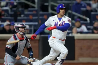 **Juan Soto, Elly de la Cruz y Oneil Cruz brillan con jonrones en Grandes Ligas** El dominicano Juan Soto conectó un jonrón de dos carreras que encabezó una ofensiva de siete anotaciones en la cuarta entrada para que los Mets de Nueva York vencieran 8-0 a los Nacionales de Washington. Bo Bichette también aportó un cuadrangular y dos impulsadas, mientras Clay Holmes y dos relevistas limitaron a Washington a solo tres hits. Soto, quien había estado fuera por una distensión en la pantorrilla derecha y molestias en el antebrazo izquierdo, logró su segundo jonrón de la temporada y el primero desde su regreso, dando un respiro a los Mets en medio de una complicada racha de resultados. Por su parte, Elly de la Cruz conectó su décimo cuadrangular del año e impulsó cuatro carreras en la victoria 7-2 de los Rojos de Cincinnati sobre los Rockies de Colorado, además de terminar de 4-3 con dos bases robadas. En otro encuentro, Oneil Cruz también se fue para la calle con un jonrón en la derrota de los Piratas de Pittsburgh 11-7 ante los Cardenales de San Luis. Nolan Gorman lideró la ofensiva de San Luis con un cuadrangular y tres remolcadas, consolidando una jornada destacada para varios peloteros dominicanos en las Grandes Ligas. Más información en alodigitalrd.com. #JuanSoto #EllyDeLaCruz #OneilCruz #GrandesLigas #MLB #BeisbolDominicano #AloRD #AloDigitalRD #NoticiasRD