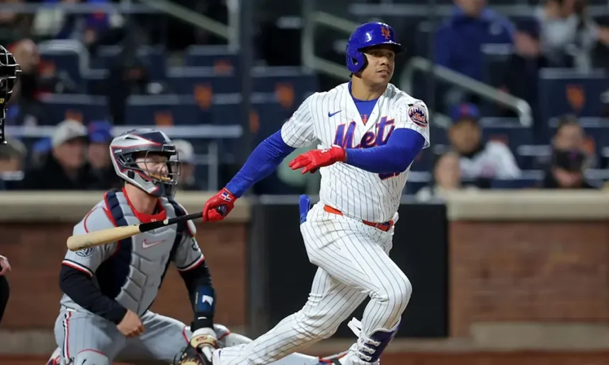 **Juan Soto, Elly de la Cruz y Oneil Cruz brillan con jonrones en Grandes Ligas** El dominicano Juan Soto conectó un jonrón de dos carreras que encabezó una ofensiva de siete anotaciones en la cuarta entrada para que los Mets de Nueva York vencieran 8-0 a los Nacionales de Washington. Bo Bichette también aportó un cuadrangular y dos impulsadas, mientras Clay Holmes y dos relevistas limitaron a Washington a solo tres hits. Soto, quien había estado fuera por una distensión en la pantorrilla derecha y molestias en el antebrazo izquierdo, logró su segundo jonrón de la temporada y el primero desde su regreso, dando un respiro a los Mets en medio de una complicada racha de resultados. Por su parte, Elly de la Cruz conectó su décimo cuadrangular del año e impulsó cuatro carreras en la victoria 7-2 de los Rojos de Cincinnati sobre los Rockies de Colorado, además de terminar de 4-3 con dos bases robadas. En otro encuentro, Oneil Cruz también se fue para la calle con un jonrón en la derrota de los Piratas de Pittsburgh 11-7 ante los Cardenales de San Luis. Nolan Gorman lideró la ofensiva de San Luis con un cuadrangular y tres remolcadas, consolidando una jornada destacada para varios peloteros dominicanos en las Grandes Ligas. Más información en alodigitalrd.com. #JuanSoto #EllyDeLaCruz #OneilCruz #GrandesLigas #MLB #BeisbolDominicano #AloRD #AloDigitalRD #NoticiasRD