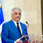 **Miguel Vargas acusa al Gobierno de endeudamiento histórico y llama a la unidad opositora** El presidente del Partido Revolucionario Dominicano, Miguel Vargas Maldonado, afirmó que la gestión del Partido Revolucionario Moderno, encabezada por el presidente Luis Abinader, ha llevado a la República Dominicana a un nivel de endeudamiento sin precedentes. Señaló que en cinco años se han tomado más de 72 mil millones de dólares en préstamos, superando ampliamente los aproximadamente 28 mil millones acumulados entre 1930 y 2020, y advirtió que más del 30 % del presupuesto nacional se destina al pago de la deuda, lo que compromete la sostenibilidad económica del país. El dirigente sostuvo que este endeudamiento no se refleja en mejoras en sectores clave como salud, educación, agricultura o energía, y criticó la gestión gubernamental por presunta ineficiencia y falta de transparencia. En ese contexto, llamó a la oposición a construir alianzas para enfrentar al oficialismo y promover un cambio de rumbo político, destacando la necesidad de una gestión enfocada en estabilidad, derechos básicos y desarrollo sostenible. Más información en alodigitalrd.com. #PoliticaRD #DeudaPublica #EconomiaRD #OposicionRD #GobiernoRD #AloRD #AloDigitalRD #NoticiasRD