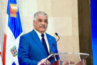 **Miguel Vargas acusa al Gobierno de endeudamiento histórico y llama a la unidad opositora** El presidente del Partido Revolucionario Dominicano, Miguel Vargas Maldonado, afirmó que la gestión del Partido Revolucionario Moderno, encabezada por el presidente Luis Abinader, ha llevado a la República Dominicana a un nivel de endeudamiento sin precedentes. Señaló que en cinco años se han tomado más de 72 mil millones de dólares en préstamos, superando ampliamente los aproximadamente 28 mil millones acumulados entre 1930 y 2020, y advirtió que más del 30 % del presupuesto nacional se destina al pago de la deuda, lo que compromete la sostenibilidad económica del país. El dirigente sostuvo que este endeudamiento no se refleja en mejoras en sectores clave como salud, educación, agricultura o energía, y criticó la gestión gubernamental por presunta ineficiencia y falta de transparencia. En ese contexto, llamó a la oposición a construir alianzas para enfrentar al oficialismo y promover un cambio de rumbo político, destacando la necesidad de una gestión enfocada en estabilidad, derechos básicos y desarrollo sostenible. Más información en alodigitalrd.com. #PoliticaRD #DeudaPublica #EconomiaRD #OposicionRD #GobiernoRD #AloRD #AloDigitalRD #NoticiasRD