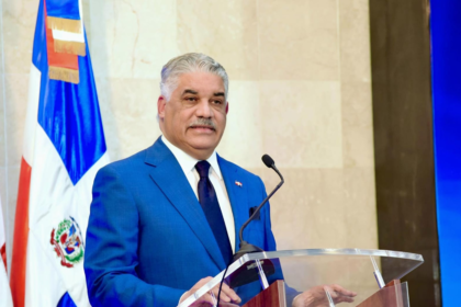 **Miguel Vargas acusa al Gobierno de endeudamiento histórico y llama a la unidad opositora** El presidente del Partido Revolucionario Dominicano, Miguel Vargas Maldonado, afirmó que la gestión del Partido Revolucionario Moderno, encabezada por el presidente Luis Abinader, ha llevado a la República Dominicana a un nivel de endeudamiento sin precedentes. Señaló que en cinco años se han tomado más de 72 mil millones de dólares en préstamos, superando ampliamente los aproximadamente 28 mil millones acumulados entre 1930 y 2020, y advirtió que más del 30 % del presupuesto nacional se destina al pago de la deuda, lo que compromete la sostenibilidad económica del país. El dirigente sostuvo que este endeudamiento no se refleja en mejoras en sectores clave como salud, educación, agricultura o energía, y criticó la gestión gubernamental por presunta ineficiencia y falta de transparencia. En ese contexto, llamó a la oposición a construir alianzas para enfrentar al oficialismo y promover un cambio de rumbo político, destacando la necesidad de una gestión enfocada en estabilidad, derechos básicos y desarrollo sostenible. Más información en alodigitalrd.com. #PoliticaRD #DeudaPublica #EconomiaRD #OposicionRD #GobiernoRD #AloRD #AloDigitalRD #NoticiasRD