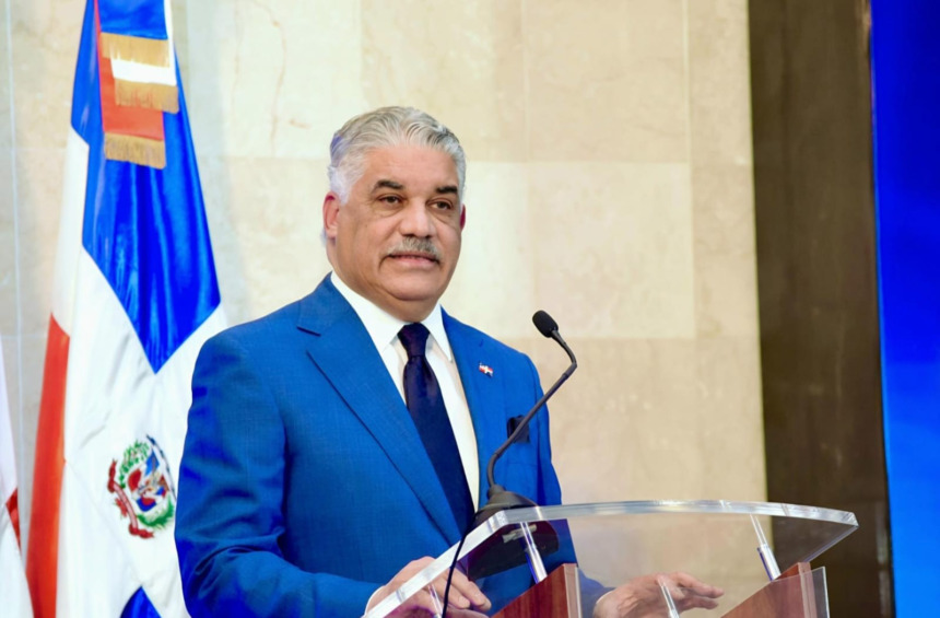 **Miguel Vargas acusa al Gobierno de endeudamiento histórico y llama a la unidad opositora** El presidente del Partido Revolucionario Dominicano, Miguel Vargas Maldonado, afirmó que la gestión del Partido Revolucionario Moderno, encabezada por el presidente Luis Abinader, ha llevado a la República Dominicana a un nivel de endeudamiento sin precedentes. Señaló que en cinco años se han tomado más de 72 mil millones de dólares en préstamos, superando ampliamente los aproximadamente 28 mil millones acumulados entre 1930 y 2020, y advirtió que más del 30 % del presupuesto nacional se destina al pago de la deuda, lo que compromete la sostenibilidad económica del país. El dirigente sostuvo que este endeudamiento no se refleja en mejoras en sectores clave como salud, educación, agricultura o energía, y criticó la gestión gubernamental por presunta ineficiencia y falta de transparencia. En ese contexto, llamó a la oposición a construir alianzas para enfrentar al oficialismo y promover un cambio de rumbo político, destacando la necesidad de una gestión enfocada en estabilidad, derechos básicos y desarrollo sostenible. Más información en alodigitalrd.com. #PoliticaRD #DeudaPublica #EconomiaRD #OposicionRD #GobiernoRD #AloRD #AloDigitalRD #NoticiasRD