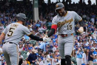 Oneil Cruz conecta su quinto jonrón y lidera el poder ofensivo de los Piratas en el inicio de la temporada El jardinero dominicano Oneil Cruz continúa destacando en Grandes Ligas tras conectar su quinto jonrón de la temporada con los Piratas de Pittsburgh, consolidando un inicio de campaña considerado el mejor de su carrera. En apenas 57 turnos, el jugador registra un promedio de bateo de .351, con 20 imparables, 11 carreras anotadas, 13 impulsadas y cinco bases robadas. El desempeño del pelotero lo posiciona entre los dominicanos más productivos de la liga en el arranque de la temporada, con un OPS de 1.070 y un OBP de .403. La organización de Pittsburgh valora este repunte ofensivo como un indicador del potencial que el jugador puede aportar en poder y velocidad durante el resto de la campaña. Más información en alodigitalrd.com. #OneilCruz #MLB #PiratasDePittsburgh #Beisbol #DeportesRD #GrandesLigas #AloRD #AloDigitalRD #NoticiasRD