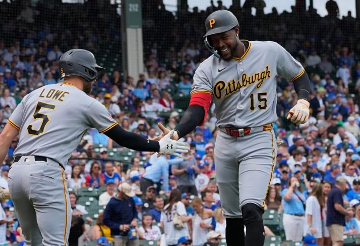 Oneil Cruz conecta su quinto jonrón y lidera el poder ofensivo de los Piratas en el inicio de la temporada El jardinero dominicano Oneil Cruz continúa destacando en Grandes Ligas tras conectar su quinto jonrón de la temporada con los Piratas de Pittsburgh, consolidando un inicio de campaña considerado el mejor de su carrera. En apenas 57 turnos, el jugador registra un promedio de bateo de .351, con 20 imparables, 11 carreras anotadas, 13 impulsadas y cinco bases robadas. El desempeño del pelotero lo posiciona entre los dominicanos más productivos de la liga en el arranque de la temporada, con un OPS de 1.070 y un OBP de .403. La organización de Pittsburgh valora este repunte ofensivo como un indicador del potencial que el jugador puede aportar en poder y velocidad durante el resto de la campaña. Más información en alodigitalrd.com. #OneilCruz #MLB #PiratasDePittsburgh #Beisbol #DeportesRD #GrandesLigas #AloRD #AloDigitalRD #NoticiasRD