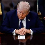 **Acusan a hombre por intento de asesinato contra Donald Trump durante evento en Washington** Cole Tomas Allen, de 31 años, fue acusado formalmente de intento de asesinato contra el presidente de Estados Unidos Donald Trump, tras un tiroteo ocurrido durante la Cena de Corresponsales de la Casa Blanca el pasado sábado. La imputación fue anunciada por el fiscal general Todd Blanche, quien señaló que el caso está siendo investigado con urgencia por las autoridades federales. De acuerdo con el Departamento de Justicia, el sospechoso habría abierto fuego desde un nivel superior del salón donde se desarrollaba el evento, mientras cientos de agentes federales se encontraban en el lugar. Las autoridades calificaron el hecho como un grave acto de violencia contra la vida cívica en Estados Unidos y advirtieron que, de ser hallado culpable, Allen podría enfrentar cadena perpetua. Más información en alodigitalrd.com. #DonaldTrump #EEUU #Tiroteo #Justicia #Seguridad #AloRD #AloDigitalRD #NoticiasRD