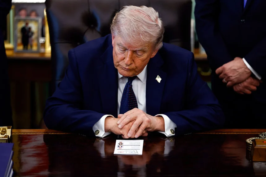 **Acusan a hombre por intento de asesinato contra Donald Trump durante evento en Washington** Cole Tomas Allen, de 31 años, fue acusado formalmente de intento de asesinato contra el presidente de Estados Unidos Donald Trump, tras un tiroteo ocurrido durante la Cena de Corresponsales de la Casa Blanca el pasado sábado. La imputación fue anunciada por el fiscal general Todd Blanche, quien señaló que el caso está siendo investigado con urgencia por las autoridades federales. De acuerdo con el Departamento de Justicia, el sospechoso habría abierto fuego desde un nivel superior del salón donde se desarrollaba el evento, mientras cientos de agentes federales se encontraban en el lugar. Las autoridades calificaron el hecho como un grave acto de violencia contra la vida cívica en Estados Unidos y advirtieron que, de ser hallado culpable, Allen podría enfrentar cadena perpetua. Más información en alodigitalrd.com. #DonaldTrump #EEUU #Tiroteo #Justicia #Seguridad #AloRD #AloDigitalRD #NoticiasRD