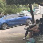 Residentes de Piantini denuncian deterioro urbano y caos en la avenida 27 de Febrero Residentes del sector Piantini han denunciado una situación que consideran insostenible en la intersección de la avenida 27 de Febrero con la calle Juan Barón Fajardo, en el Distrito Nacional. A través de reportes enviados al periodista Roberto Cavada, señalan un creciente desorden que está afectando directamente su calidad de vida, destacando la acumulación de basura, la presencia de ratas y la ocupación irregular de aceras, lo que dificulta el tránsito peatonal en una de las zonas más transitadas del polígono central. Además, los comunitarios reportan altos niveles de contaminación sónica debido a música a volumen elevado en horarios inapropiados y al ruido constante de plantas eléctricas. También denuncian problemas de tránsito provocados por camiones de basura y vehículos de transporte que bloquean accesos. Aunque afirman no oponerse al desarrollo comercial del área, exigen mayor organización, control y una intervención urgente de las autoridades para restablecer el orden y garantizar la convivencia en este punto clave de la capital. Más información en alodigitalrd.com #Piantini #DistritoNacional #27deFebrero #DenunciaCiudadana #Ruido #AloRD #AloDigitalRD #NoticiasRD