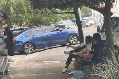 Residentes de Piantini denuncian deterioro urbano y caos en la avenida 27 de Febrero Residentes del sector Piantini han denunciado una situación que consideran insostenible en la intersección de la avenida 27 de Febrero con la calle Juan Barón Fajardo, en el Distrito Nacional. A través de reportes enviados al periodista Roberto Cavada, señalan un creciente desorden que está afectando directamente su calidad de vida, destacando la acumulación de basura, la presencia de ratas y la ocupación irregular de aceras, lo que dificulta el tránsito peatonal en una de las zonas más transitadas del polígono central. Además, los comunitarios reportan altos niveles de contaminación sónica debido a música a volumen elevado en horarios inapropiados y al ruido constante de plantas eléctricas. También denuncian problemas de tránsito provocados por camiones de basura y vehículos de transporte que bloquean accesos. Aunque afirman no oponerse al desarrollo comercial del área, exigen mayor organización, control y una intervención urgente de las autoridades para restablecer el orden y garantizar la convivencia en este punto clave de la capital. Más información en alodigitalrd.com #Piantini #DistritoNacional #27deFebrero #DenunciaCiudadana #Ruido #AloRD #AloDigitalRD #NoticiasRD