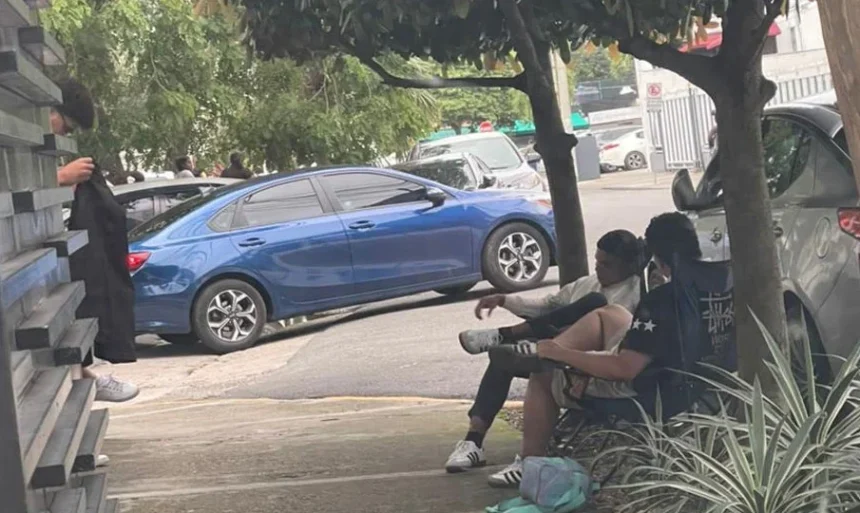 Residentes de Piantini denuncian deterioro urbano y caos en la avenida 27 de Febrero Residentes del sector Piantini han denunciado una situación que consideran insostenible en la intersección de la avenida 27 de Febrero con la calle Juan Barón Fajardo, en el Distrito Nacional. A través de reportes enviados al periodista Roberto Cavada, señalan un creciente desorden que está afectando directamente su calidad de vida, destacando la acumulación de basura, la presencia de ratas y la ocupación irregular de aceras, lo que dificulta el tránsito peatonal en una de las zonas más transitadas del polígono central. Además, los comunitarios reportan altos niveles de contaminación sónica debido a música a volumen elevado en horarios inapropiados y al ruido constante de plantas eléctricas. También denuncian problemas de tránsito provocados por camiones de basura y vehículos de transporte que bloquean accesos. Aunque afirman no oponerse al desarrollo comercial del área, exigen mayor organización, control y una intervención urgente de las autoridades para restablecer el orden y garantizar la convivencia en este punto clave de la capital. Más información en alodigitalrd.com #Piantini #DistritoNacional #27deFebrero #DenunciaCiudadana #Ruido #AloRD #AloDigitalRD #NoticiasRD