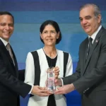 **SCJ impulsa consensos para una justicia más accesible, transparente y centrada en las personas** La Suprema Corte de Justicia llamó a construir consensos para transformar el sistema judicial de la República Dominicana durante la Conferencia del Poder Judicial 2026, encabezada por el presidente Luis Abinader en la Ciudad Judicial Santo Domingo Este. El presidente de la SCJ, Luis Henry Molina, destacó la necesidad de una justicia alineada con estándares internacionales, accesible, transparente y centrada en las personas, como parte del Plan Justicia del Futuro 2034. Señaló que el sistema debe ser ágil, con procesos simples, menor burocracia, decisiones en plazos razonables y mayor comprensión para los ciudadanos. Durante el evento, Alejandro Ponce, director del World Justice Project, resaltó que el país ocupa el puesto 76 de 143 en Estado de Derecho, con un crecimiento reciente impulsado por mejoras en control de la corrupción, equilibrio institucional y efectividad judicial. Indicó que, entre 2021 y 2025, la nación registró uno de los mayores avances globales, en contraste con el retroceso en más del 60 % de los países. También se reconoció a Olga Herrera Carbuccia por su trayectoria en el sistema judicial y su aporte internacional. Más información en alodigitalrd.com. #JusticiaRD #EstadoDeDerecho #PoderJudicial #Transparencia #ReformaJudicial #AloRD #AloDigitalRD #NoticiasRD