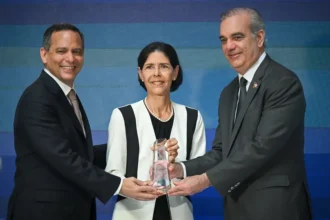 **SCJ impulsa consensos para una justicia más accesible, transparente y centrada en las personas** La Suprema Corte de Justicia llamó a construir consensos para transformar el sistema judicial de la República Dominicana durante la Conferencia del Poder Judicial 2026, encabezada por el presidente Luis Abinader en la Ciudad Judicial Santo Domingo Este. El presidente de la SCJ, Luis Henry Molina, destacó la necesidad de una justicia alineada con estándares internacionales, accesible, transparente y centrada en las personas, como parte del Plan Justicia del Futuro 2034. Señaló que el sistema debe ser ágil, con procesos simples, menor burocracia, decisiones en plazos razonables y mayor comprensión para los ciudadanos. Durante el evento, Alejandro Ponce, director del World Justice Project, resaltó que el país ocupa el puesto 76 de 143 en Estado de Derecho, con un crecimiento reciente impulsado por mejoras en control de la corrupción, equilibrio institucional y efectividad judicial. Indicó que, entre 2021 y 2025, la nación registró uno de los mayores avances globales, en contraste con el retroceso en más del 60 % de los países. También se reconoció a Olga Herrera Carbuccia por su trayectoria en el sistema judicial y su aporte internacional. Más información en alodigitalrd.com. #JusticiaRD #EstadoDeDerecho #PoderJudicial #Transparencia #ReformaJudicial #AloRD #AloDigitalRD #NoticiasRD