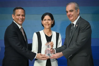 **SCJ impulsa consensos para una justicia más accesible, transparente y centrada en las personas** La Suprema Corte de Justicia llamó a construir consensos para transformar el sistema judicial de la República Dominicana durante la Conferencia del Poder Judicial 2026, encabezada por el presidente Luis Abinader en la Ciudad Judicial Santo Domingo Este. El presidente de la SCJ, Luis Henry Molina, destacó la necesidad de una justicia alineada con estándares internacionales, accesible, transparente y centrada en las personas, como parte del Plan Justicia del Futuro 2034. Señaló que el sistema debe ser ágil, con procesos simples, menor burocracia, decisiones en plazos razonables y mayor comprensión para los ciudadanos. Durante el evento, Alejandro Ponce, director del World Justice Project, resaltó que el país ocupa el puesto 76 de 143 en Estado de Derecho, con un crecimiento reciente impulsado por mejoras en control de la corrupción, equilibrio institucional y efectividad judicial. Indicó que, entre 2021 y 2025, la nación registró uno de los mayores avances globales, en contraste con el retroceso en más del 60 % de los países. También se reconoció a Olga Herrera Carbuccia por su trayectoria en el sistema judicial y su aporte internacional. Más información en alodigitalrd.com. #JusticiaRD #EstadoDeDerecho #PoderJudicial #Transparencia #ReformaJudicial #AloRD #AloDigitalRD #NoticiasRD