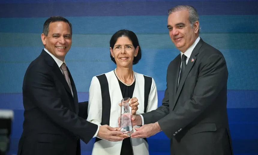 **SCJ impulsa consensos para una justicia más accesible, transparente y centrada en las personas** La Suprema Corte de Justicia llamó a construir consensos para transformar el sistema judicial de la República Dominicana durante la Conferencia del Poder Judicial 2026, encabezada por el presidente Luis Abinader en la Ciudad Judicial Santo Domingo Este. El presidente de la SCJ, Luis Henry Molina, destacó la necesidad de una justicia alineada con estándares internacionales, accesible, transparente y centrada en las personas, como parte del Plan Justicia del Futuro 2034. Señaló que el sistema debe ser ágil, con procesos simples, menor burocracia, decisiones en plazos razonables y mayor comprensión para los ciudadanos. Durante el evento, Alejandro Ponce, director del World Justice Project, resaltó que el país ocupa el puesto 76 de 143 en Estado de Derecho, con un crecimiento reciente impulsado por mejoras en control de la corrupción, equilibrio institucional y efectividad judicial. Indicó que, entre 2021 y 2025, la nación registró uno de los mayores avances globales, en contraste con el retroceso en más del 60 % de los países. También se reconoció a Olga Herrera Carbuccia por su trayectoria en el sistema judicial y su aporte internacional. Más información en alodigitalrd.com. #JusticiaRD #EstadoDeDerecho #PoderJudicial #Transparencia #ReformaJudicial #AloRD #AloDigitalRD #NoticiasRD