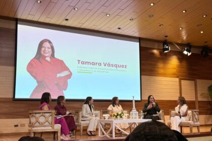 Tamara Vásquez: 58% de prestatarios informales en RD son mujeres La Tamara Vásquez, subdirectora de Planificación Estratégica y Desarrollo de Promipyme, señaló que la mayoría de los solicitantes de préstamos informales son mujeres (58%) y que el 98% de esos créditos se otorgan a microempresas. Destacó que muchas de estas emprendedoras operan en negocios de subsistencia y enfrentan barreras para acceder a la banca tradicional. Para atender esta situación, Promipyme implementa el programa **“Tu Firma es tu Garantía”**, que ofrece créditos de hasta 150,000 pesos a mujeres informales, usando su firma como garantía. Vásquez resaltó que la inclusión financiera potencia la autonomía económica femenina, mejora la calidad de vida y fortalece la autoestima de las beneficiarias. También hizo un llamado a la colaboración público-privada bajo el concepto de “coopetencia”, buscando complementar la banca privada y generar oportunidades sostenibles para el sector productivo nacional. #InclusiónFinanciera #MujeresEmprendedoras #Promipyme #CréditosInformales #AutonomíaEconómica