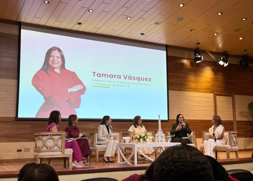 Tamara Vásquez: 58% de prestatarios informales en RD son mujeres La Tamara Vásquez, subdirectora de Planificación Estratégica y Desarrollo de Promipyme, señaló que la mayoría de los solicitantes de préstamos informales son mujeres (58%) y que el 98% de esos créditos se otorgan a microempresas. Destacó que muchas de estas emprendedoras operan en negocios de subsistencia y enfrentan barreras para acceder a la banca tradicional. Para atender esta situación, Promipyme implementa el programa **“Tu Firma es tu Garantía”**, que ofrece créditos de hasta 150,000 pesos a mujeres informales, usando su firma como garantía. Vásquez resaltó que la inclusión financiera potencia la autonomía económica femenina, mejora la calidad de vida y fortalece la autoestima de las beneficiarias. También hizo un llamado a la colaboración público-privada bajo el concepto de “coopetencia”, buscando complementar la banca privada y generar oportunidades sostenibles para el sector productivo nacional. #InclusiónFinanciera #MujeresEmprendedoras #Promipyme #CréditosInformales #AutonomíaEconómica