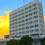 **Cámara de Cuentas revoca resolución sobre salarios y asegura que no hubo aumento salarial** El Pleno de la Cámara de Cuentas de la República Dominicana dejó sin efecto una resolución previa que había sido interpretada como un aumento salarial para sus miembros, aclarando que no se ha producido ningún reajuste en sus remuneraciones. La decisión fue comunicada mediante una carta dirigida al presidente del Senado, Ricardo de los Santos, en la que la institución sostiene que la interpretación pública sobre un incremento salarial es incorrecta. El órgano fiscalizador explicó que la revocación responde al contexto económico global y a la política de austeridad del Estado dominicano, además de presentar documentación comparativa de nóminas para sustentar la equivalencia salarial. Asimismo, detalló que la actual gestión ha implementado mejoras laborales para empleados, incluyendo aumentos en distintos grupos ocupacionales, beneficios sociales, capacitación y fortalecimiento institucional, junto con la aprobación de múltiples auditorías y reglamentos internos. Más información en alodigitalrd.com. #CamaraDeCuentas #RD #Salarios #SectorPublico #Transparencia #AloRD #AloDigitalRD #NoticiasRD