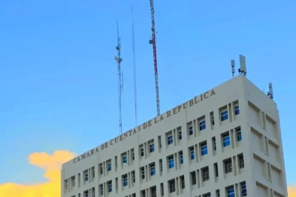 **Cámara de Cuentas revoca resolución sobre salarios y asegura que no hubo aumento salarial** El Pleno de la Cámara de Cuentas de la República Dominicana dejó sin efecto una resolución previa que había sido interpretada como un aumento salarial para sus miembros, aclarando que no se ha producido ningún reajuste en sus remuneraciones. La decisión fue comunicada mediante una carta dirigida al presidente del Senado, Ricardo de los Santos, en la que la institución sostiene que la interpretación pública sobre un incremento salarial es incorrecta. El órgano fiscalizador explicó que la revocación responde al contexto económico global y a la política de austeridad del Estado dominicano, además de presentar documentación comparativa de nóminas para sustentar la equivalencia salarial. Asimismo, detalló que la actual gestión ha implementado mejoras laborales para empleados, incluyendo aumentos en distintos grupos ocupacionales, beneficios sociales, capacitación y fortalecimiento institucional, junto con la aprobación de múltiples auditorías y reglamentos internos. Más información en alodigitalrd.com. #CamaraDeCuentas #RD #Salarios #SectorPublico #Transparencia #AloRD #AloDigitalRD #NoticiasRD